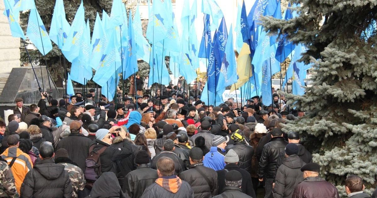 В Хмельницькому сутички виникли під час "Маршу порожніх гаманців" між підприємцями та активістами Партії регіонів. / © Газета Є