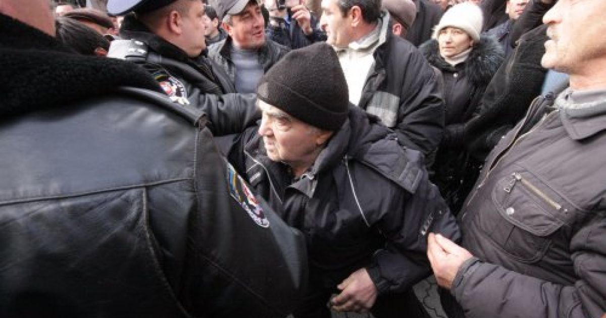У Сімферополі відбувся мітинг за участю представників різних кримськотатарських громадських організацій. / © УНІАН