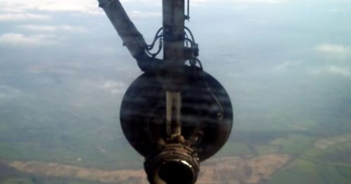 Пасажири побачили, як в польоті у літака відвалилося колесо