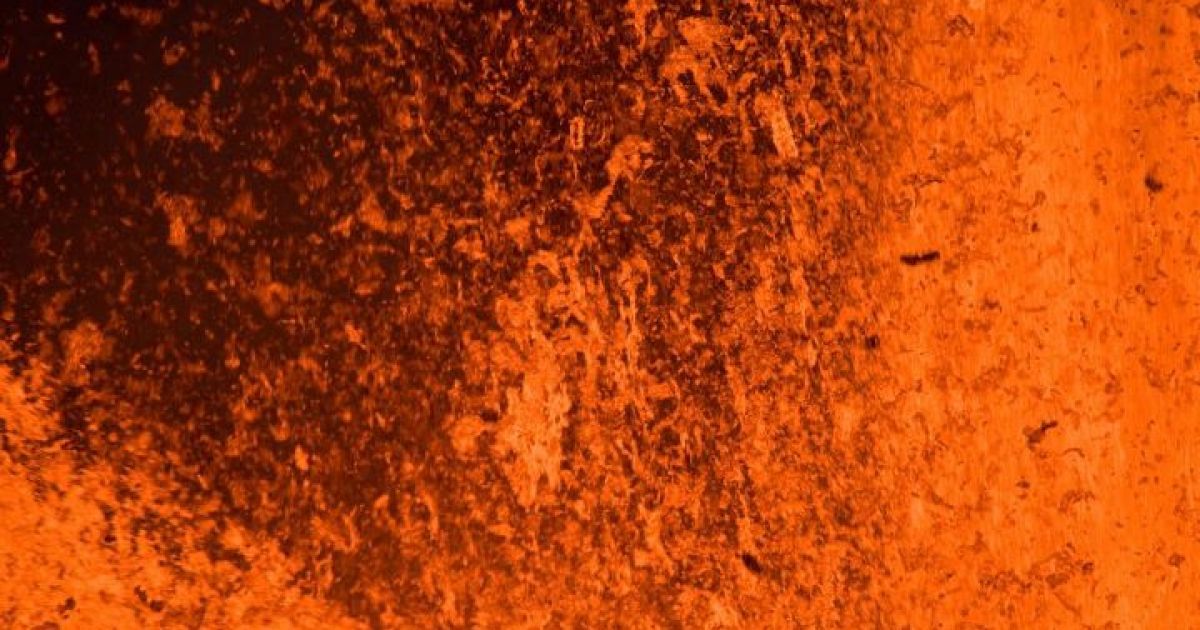 Неподалік від підніжжя вулкана на безпечній відстані розбито наметовий табір для спостерігачів. / © VolcanoDiscovery.com