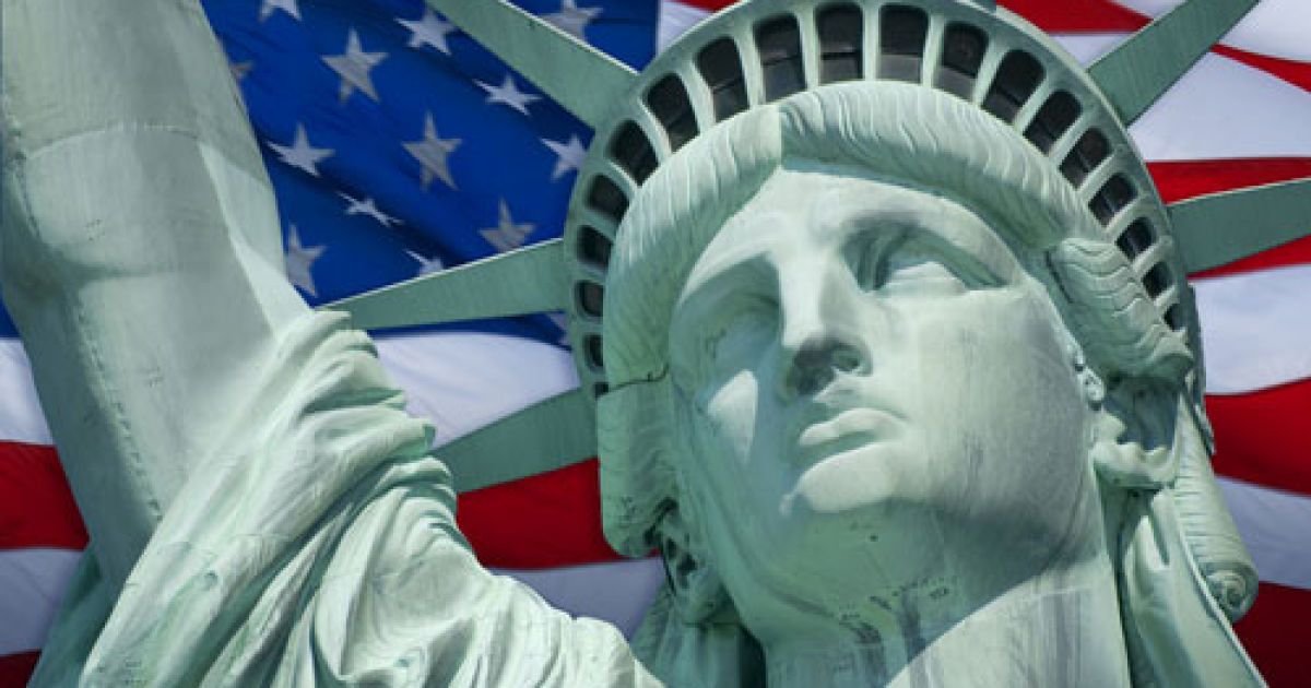 Після дзвінка з повідомленням про можливий вибух Статуї Свободи, тисячі відвідувачів цієї пам'ятки в Нью-Йорку були терміново евакуйовані