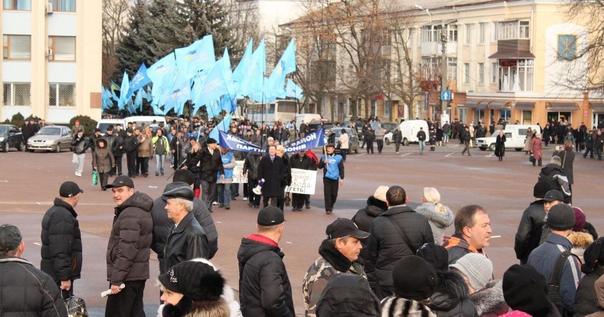 Під час проведення акції на площу прийшли активісти Партії регіонів, між мітингувальникам спалахнули сутички. / © Газета Є
