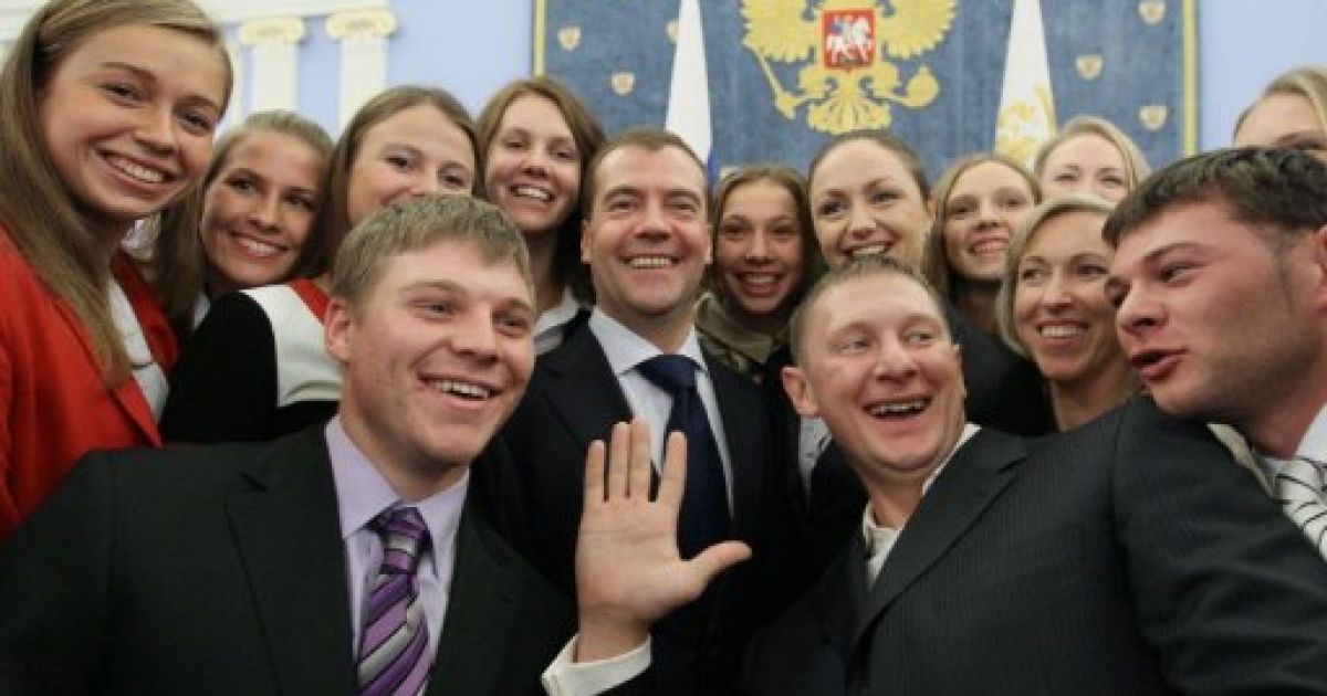 Росія, Москва. Президент Росії Дмитро Медведєв фотографується зі спортсменами під час церемонії нагородження в резиденції Горки. / © AFP