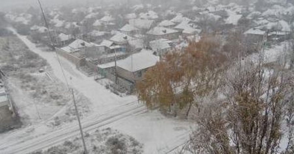 Сніг засипав столицю Донбасу