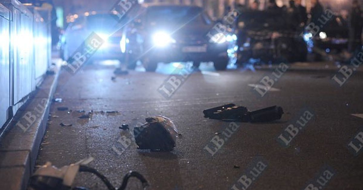 На перетині вулиць Хрещатик і Прорізна в Києві зіткнулися близько 10 автомобілів, регулювальник отримав травму. / © LB.ua