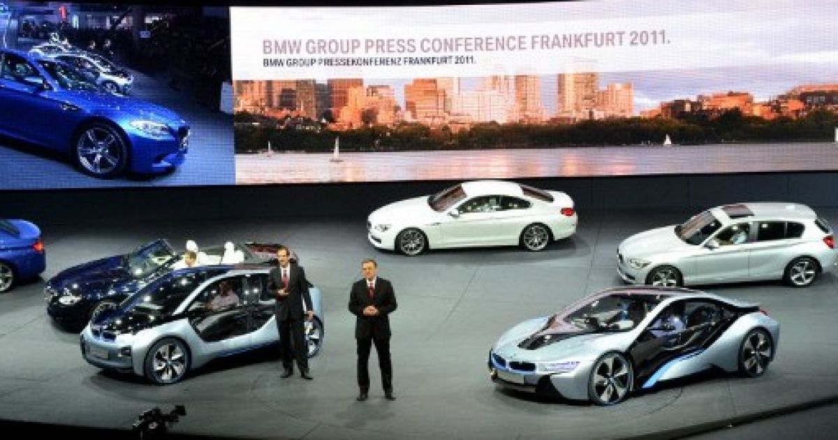 В Нью-Йорку провели показ гібридного концепт-кару BMW i8 і електромобіля BMW i3, корпуси яких створені з вуглецевого волокна / © AFP