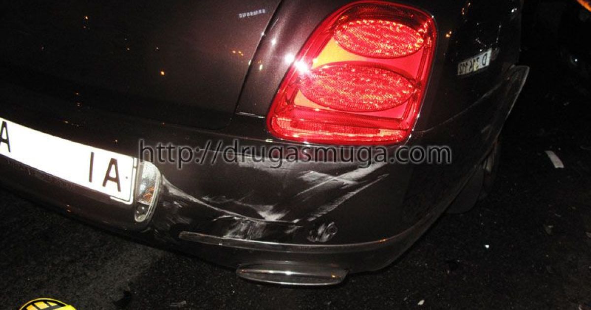 На перетині вулиць Хрещатик і Прорізна в Києві зіткнулися близько 10 автомобілів, регулювальник отримав травму. / © drugasmuga.com