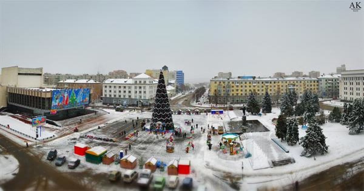 Луганчани зібралися біля ялинки святкувати Старий Новий рік