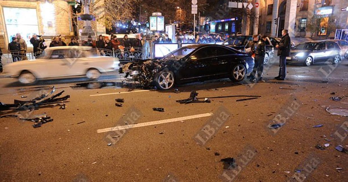 На перетині вулиць Хрещатик і Прорізна в Києві зіткнулися близько 10 автомобілів, регулювальник отримав травму. / © LB.ua