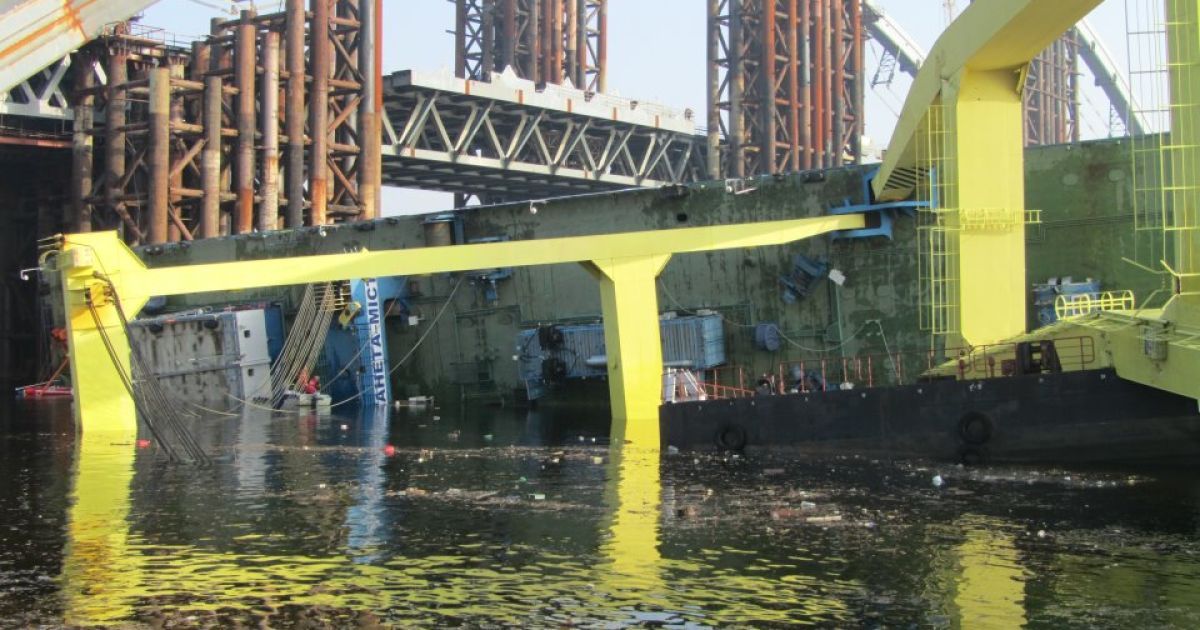 У Києві на будівництві мосту в Дніпро впав плавучий кран "Захарій"