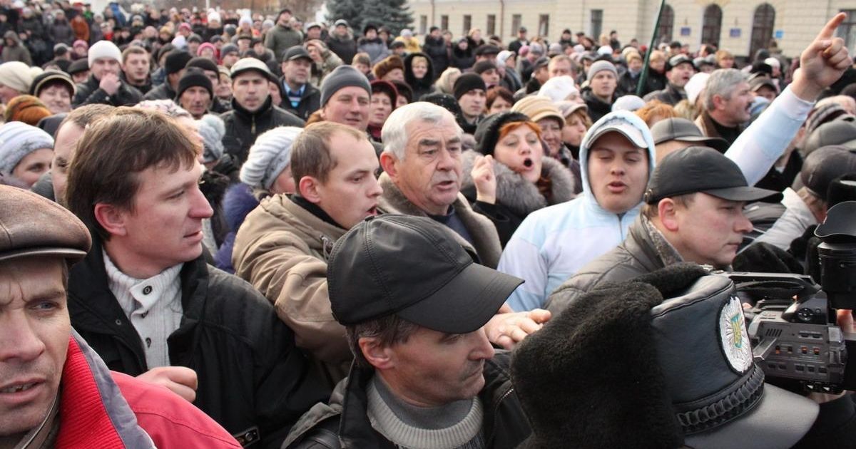 В Хмельницькому сутички виникли під час "Маршу порожніх гаманців" між підприємцями та активістами Партії регіонів. / © Газета Є