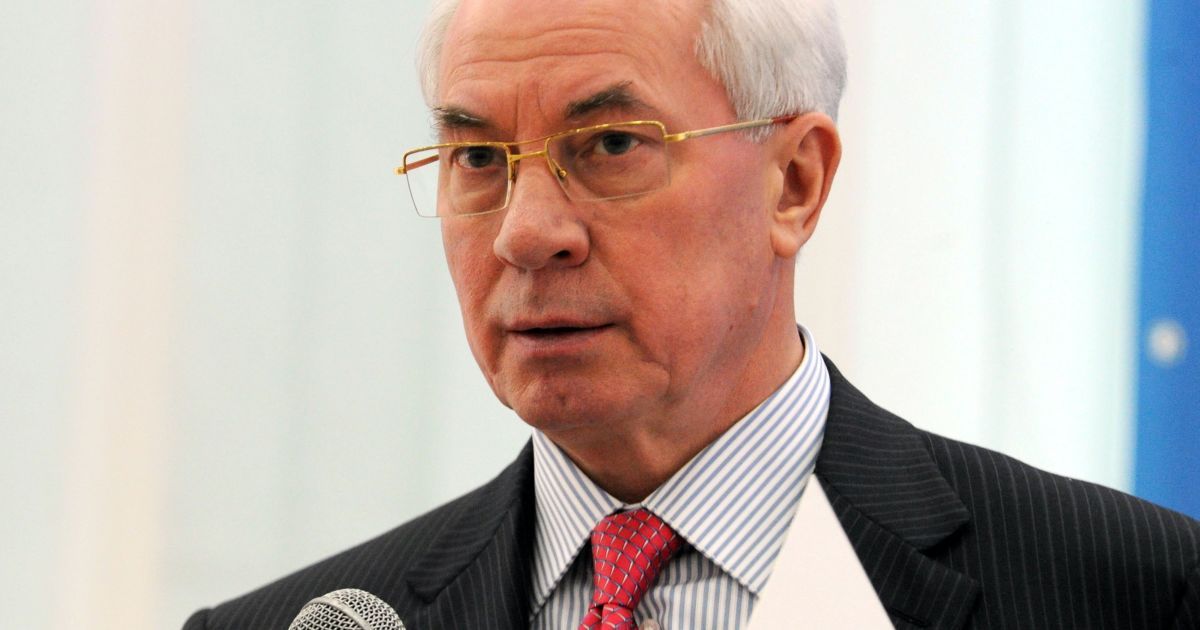 Азаров привітав українців зі святами
