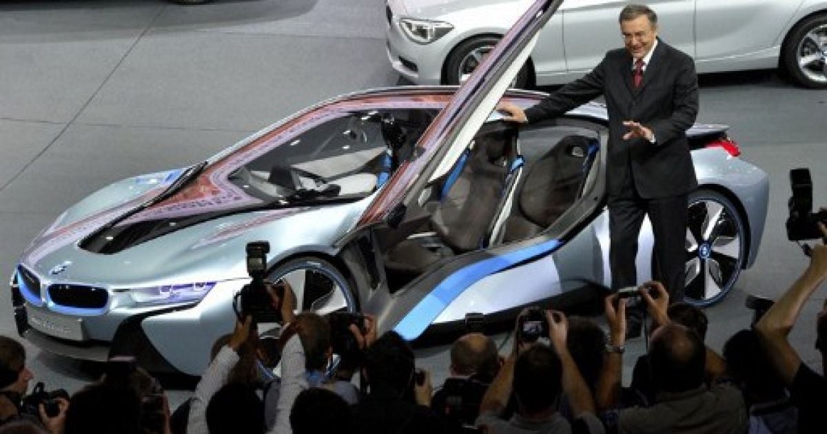 В Нью-Йорку провели показ гібридного концепт-кару BMW i8 і електромобіля BMW i3, корпуси яких створені з вуглецевого волокна / © AFP