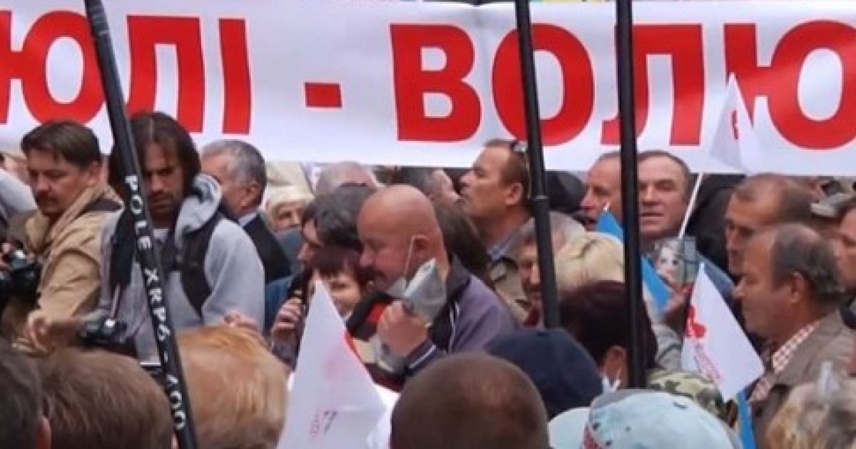 Під колонією тепер постійно чергують прихильники Тимошенко