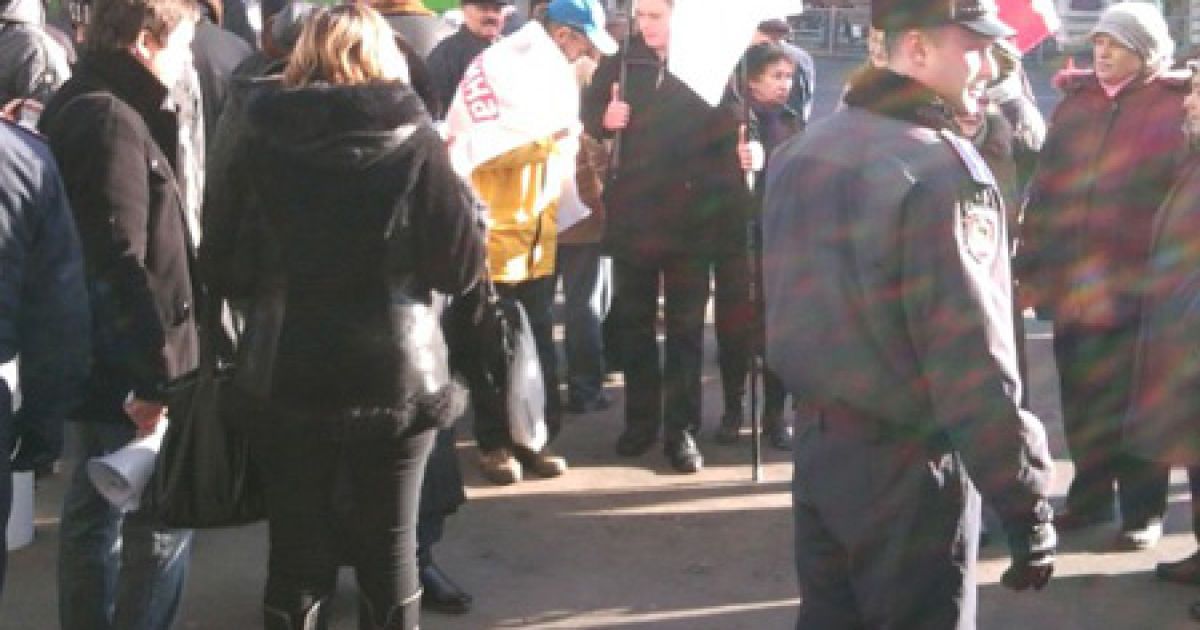 Будівлю Харківської міськради пікетують представники БЮТ "Батьківщина", ВО"Свобода" і КПУ. / © objectiv.tv