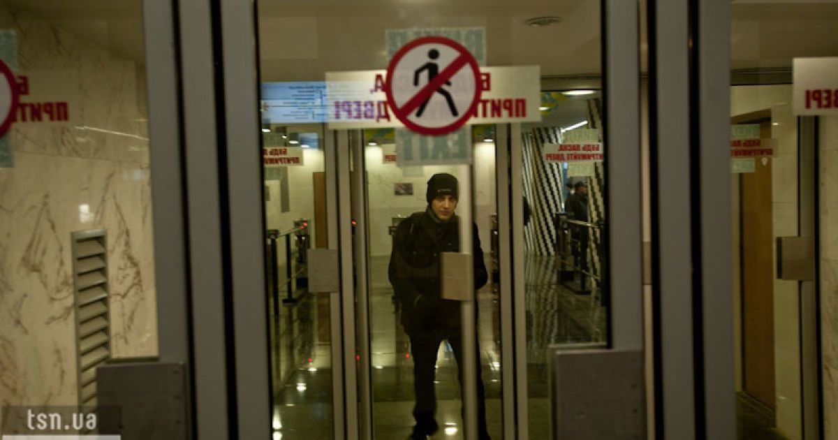На станції метро "Оболонь" лежить труп