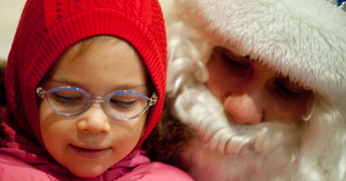 Під ялинкою діти хочуть знайти і живі подарунки