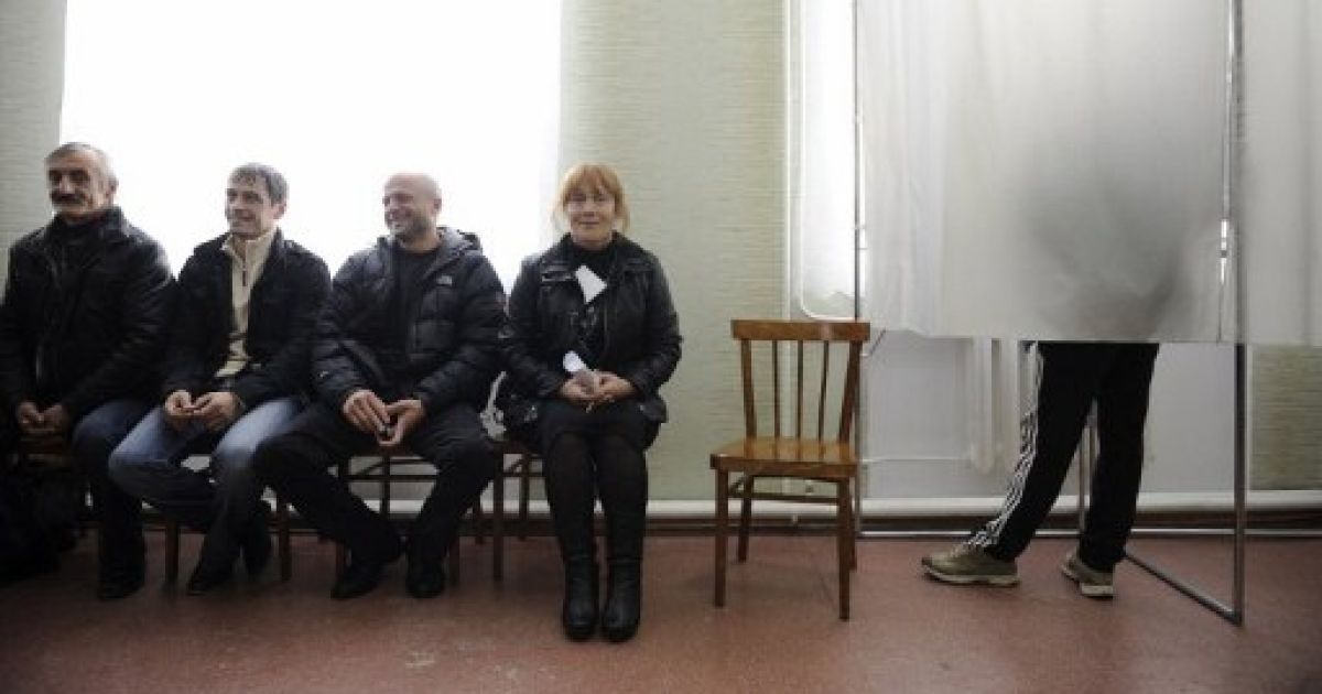 Грузія, Цхінвалі. Люди чекають на свою чергу проголосувати на виборчій дільниці у Цхінвалі. У регіоні Південна Осетія, який відколовся від Грузії, пройшли перші офіційні вибори після того, як Росія визнала незалежність Південнох Осетії. / © AFP