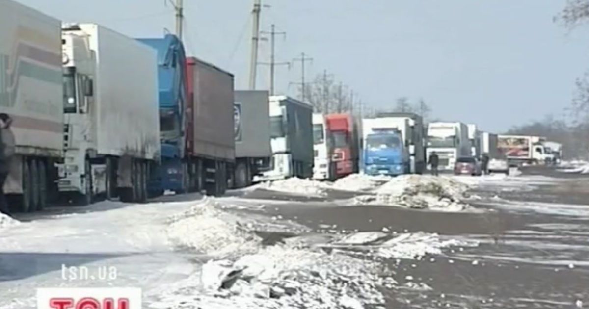 Із крижаного полону на дорогах Криму за останні півтори доби звільнили вже майже 700 автівок