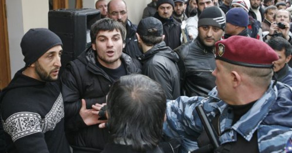 У Сімферополі відбувся мітинг за участю представників різних кримськотатарських громадських організацій. / © УНІАН