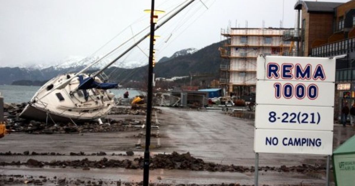 Норвежці вже більше доби розбирають завали після шторму "Дагмар"