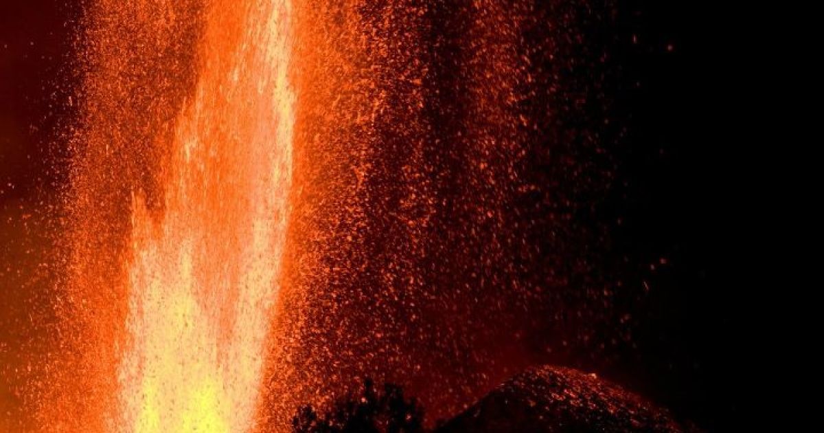 Неподалік від підніжжя вулкана на безпечній відстані розбито наметовий табір для спостерігачів. / © VolcanoDiscovery.com