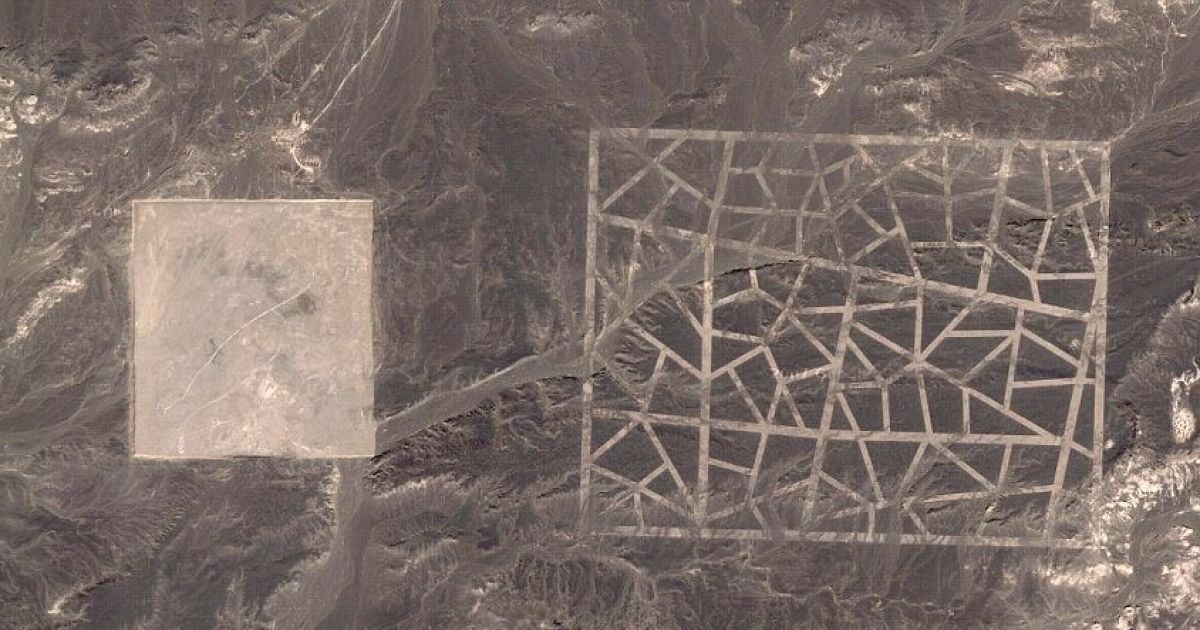 На супутникових фотознімках Google, які знаходяться у відкритому доступі, виявили цілий ряд загадкових споруд в пустелі Гобі в Китаї / © Google Maps