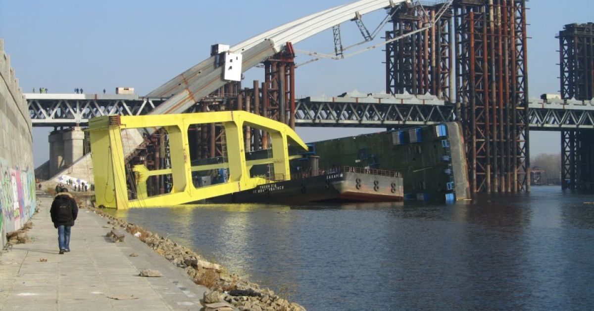 У Києві на будівництві мосту в Дніпро впав плавучий кран "Захарій"