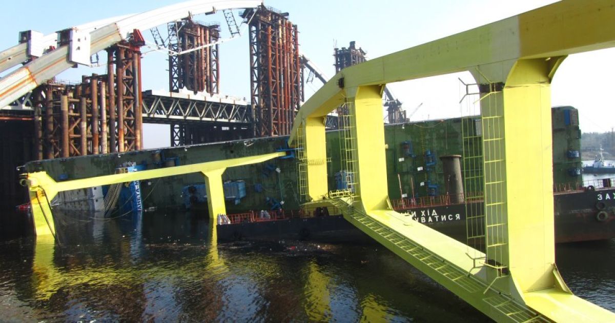 У Києві на будівництві мосту в Дніпро впав плавучий кран "Захарій"