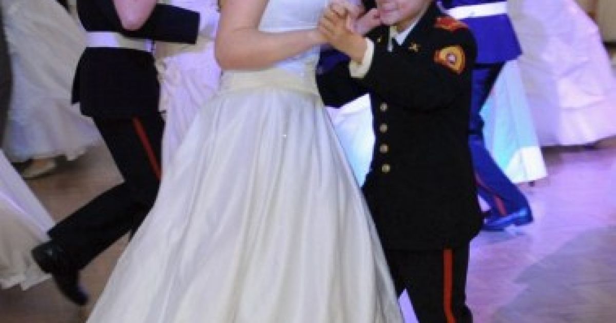 Росія, Москва. Кадети військового інтернату танцюють під час кадетського балу в Москві. / © AFP