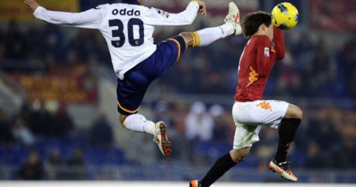 Італія, Рим. Півзахисник "Роми" Габріель Хайнце бореться за м&#039;яч із захисником "Лечче" Массімо Оддо під час матчу італійської ліги на Олімпійському стадіоні в Римі. / © AFP