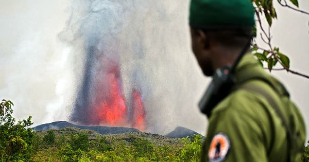 Неподалік від підніжжя вулкана на безпечній відстані розбито наметовий табір для спостерігачів. / © National Geographic