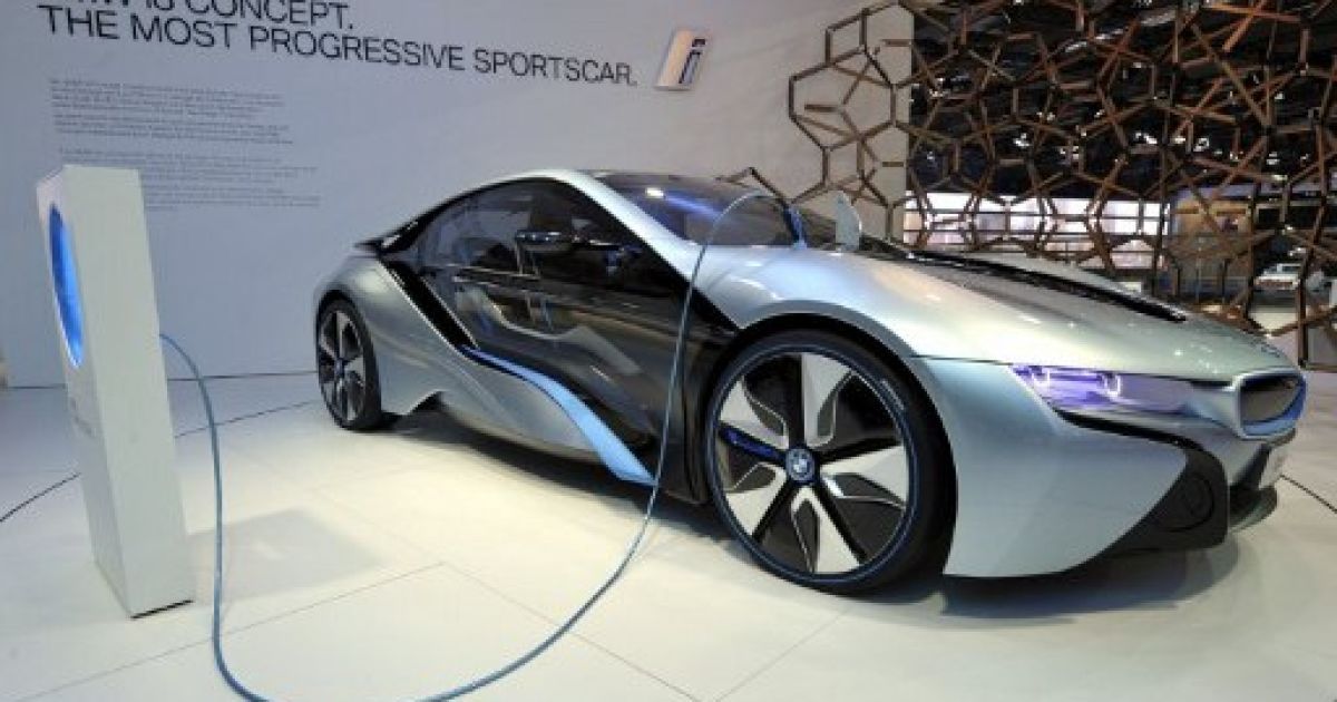 В Нью-Йорку провели показ гібридного концепт-кару BMW i8 і електромобіля BMW i3, корпуси яких створені з вуглецевого волокна / © AFP