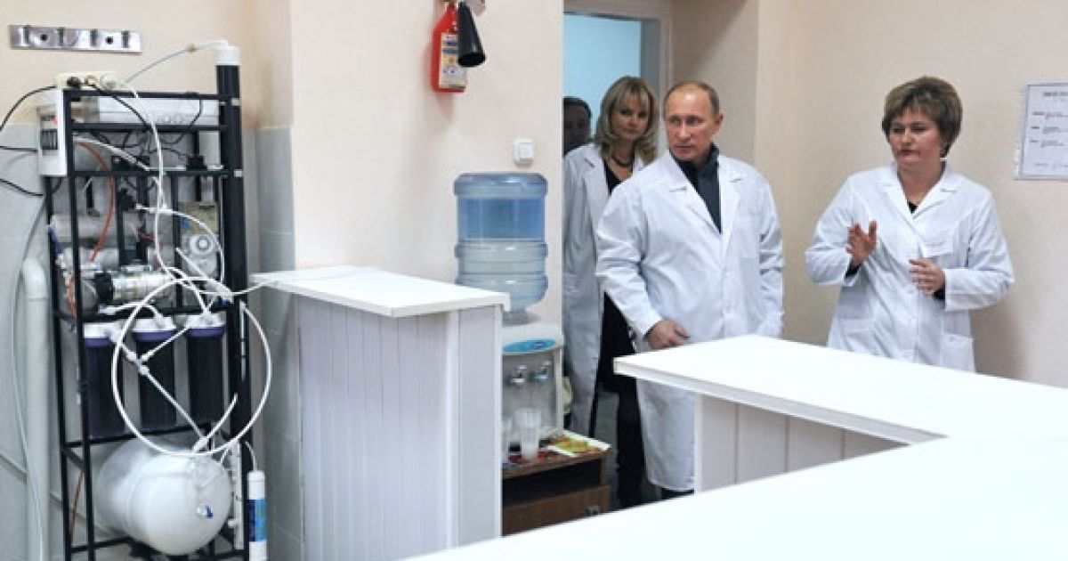 Глава уряду РФ оглянув корпуси лікарні, вислухав побажання медиків, але особливу увагу приділив стоматологічному кабінету. / © premier.gov.ru
