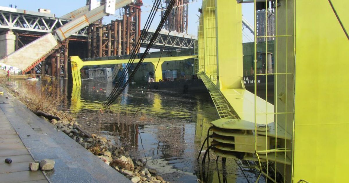У Києві на будівництві мосту в Дніпро впав плавучий кран "Захарій"