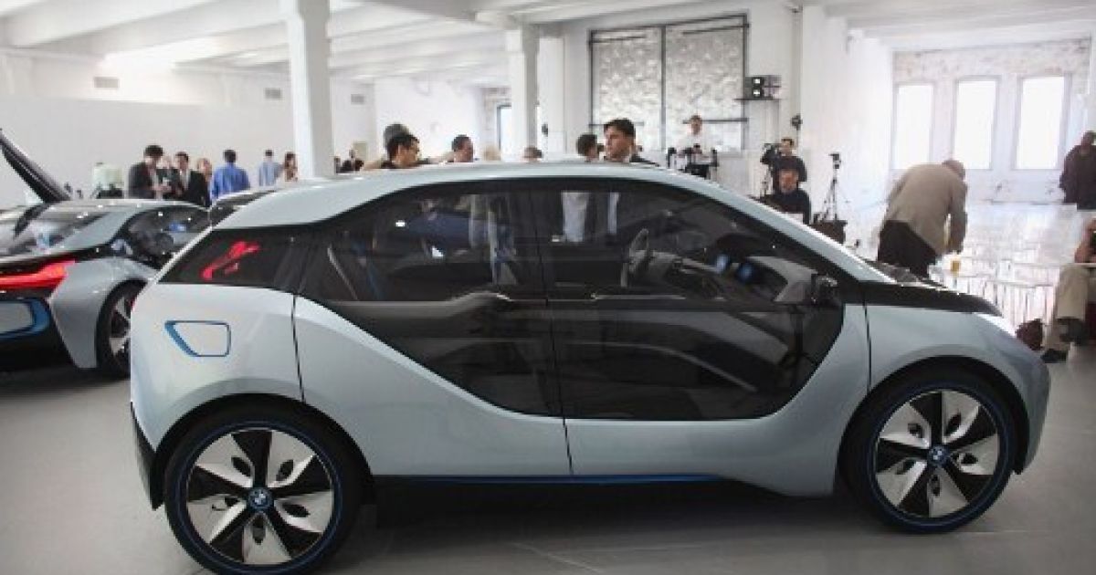 В Нью-Йорку провели показ гібридного концепт-кару BMW i8 і електромобіля BMW i3, корпуси яких створені з вуглецевого волокна / © AFP