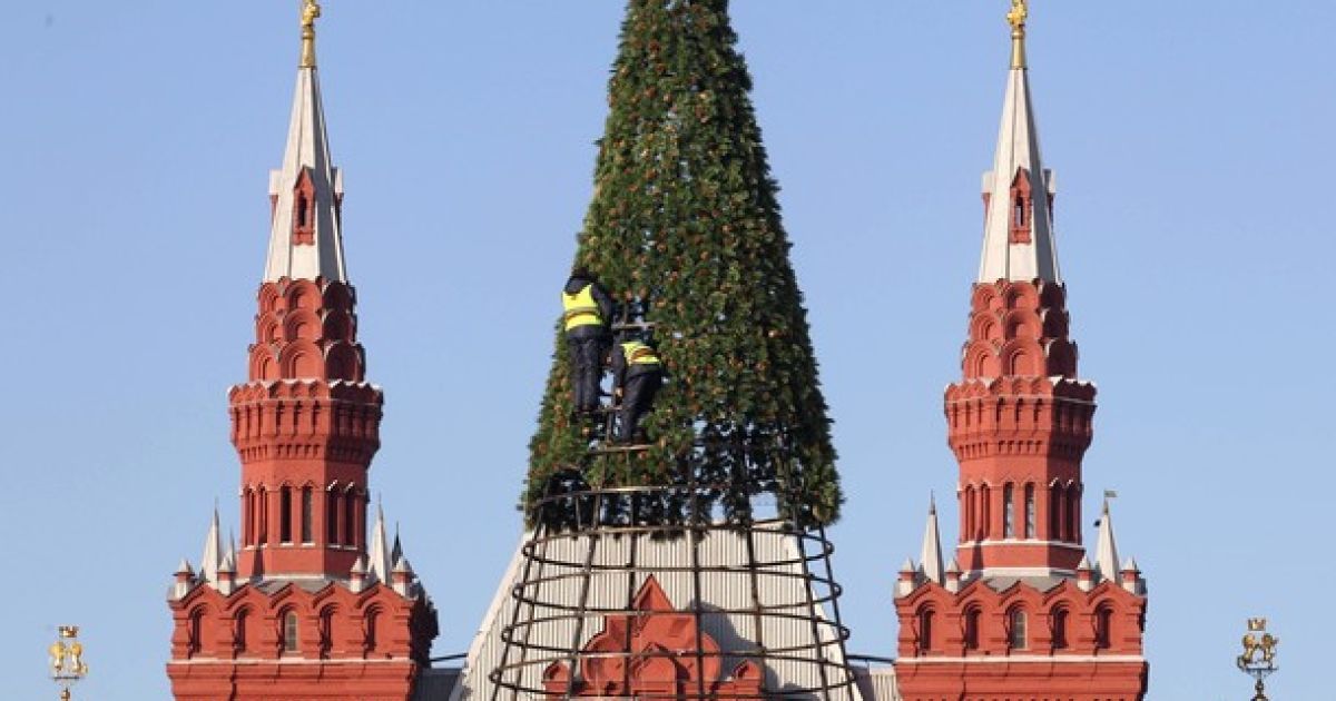 Росія, Москва. Працівники муніципальної служби встановлюють штучну новорічну ялинку на Красній площі в Москві. / © AFP