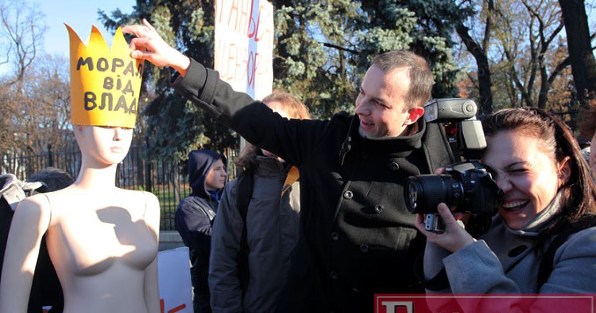 В Києві біля Верховної ради представники ЗМІ провели мітинг з вимогою заборонити ухвалення законопроекту "Про захист суспільної моралі". / © Главред