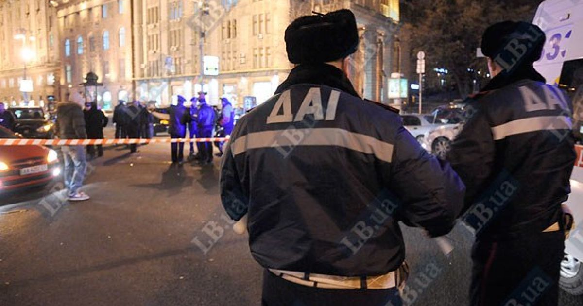 На перетині вулиць Хрещатик і Прорізна в Києві зіткнулися близько 10 автомобілів, регулювальник отримав травму. / © LB.ua