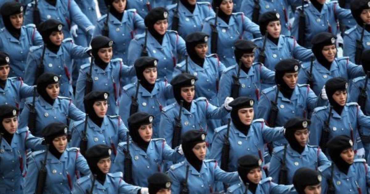 Об'єднані Арабські Емірати, Абу-Дабі. Жінки-військові марширують під час святкування 40-річчя створення Організації Об'єднаних Арабських Еміратів у Абу-Дабі.