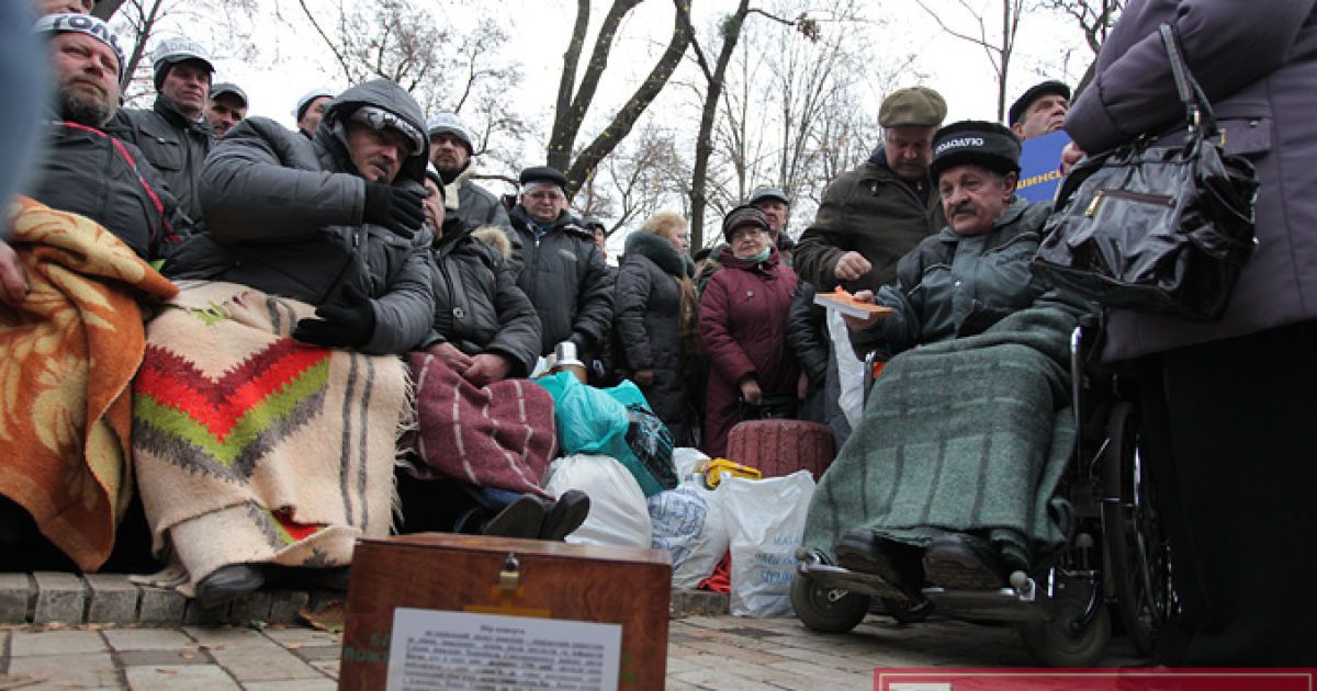 Близько 20 чорнобильців голодують в Маріїнському парку перед будівлею Кабміну. / © Главред