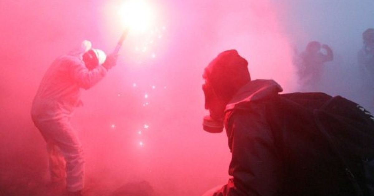 Франція, Флоттманвіль. Учасники анти-ядерної акції протесту запалють фаєри під час участі у блокуванні контейнерів з рициновими ядерними відходами у західному місті Флоттманвіль. / © AFP