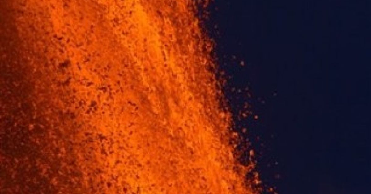 Сотні туристів з'їхалися до національного парку Вірунга в центральній Африці, щоб стати свідками неймовірного виверження вулкана Ньямлагіра. / © AFP