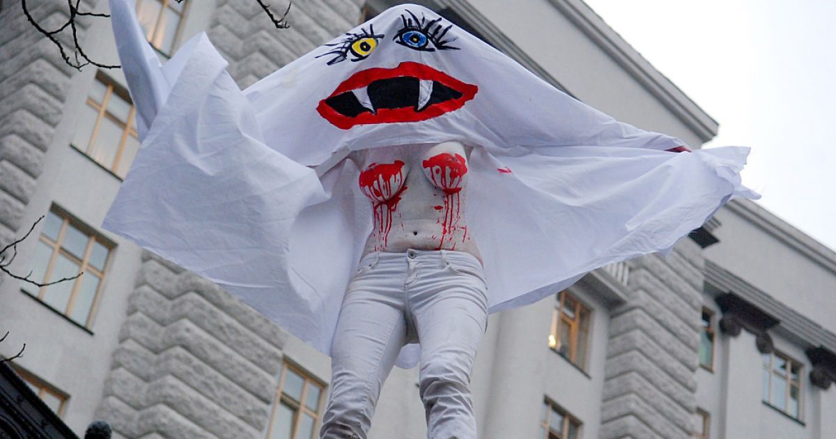 Жіночий рух FEMEN подарував Азарову нову Кровосісю на день народження / © Жіночий рух FEMEN