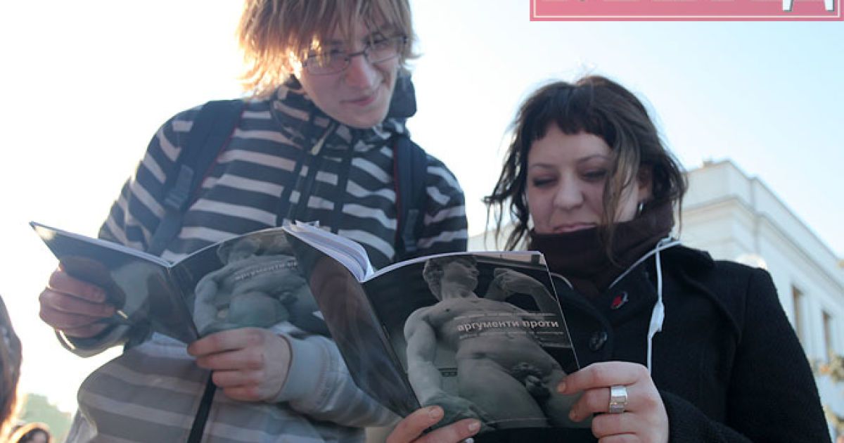 В Києві біля Верховної ради представники ЗМІ провели мітинг з вимогою заборонити ухвалення законопроекту "Про захист суспільної моралі". / © Главред