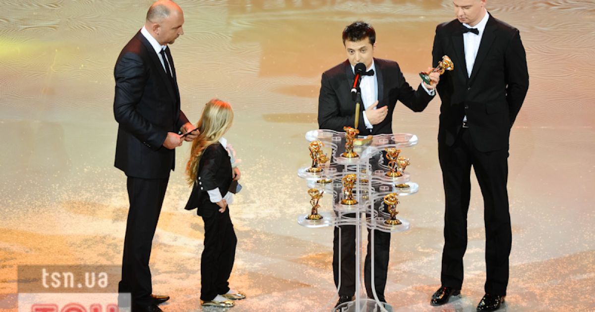 Олександр Богуцький з дочкою вручив премію "Вечірньому кварталу"