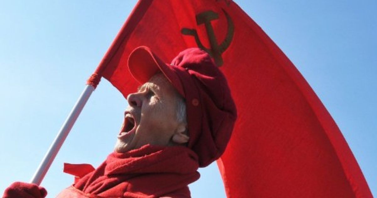 Україна, Київ. Літня активістка Комуністичної партії України кричить під час мітингу на площі Незалежності у Києві, який влаштували з нагоди 34-ої річниці Жовтневої революції 1917 року, яка привела більшовиків до влади. / © AFP