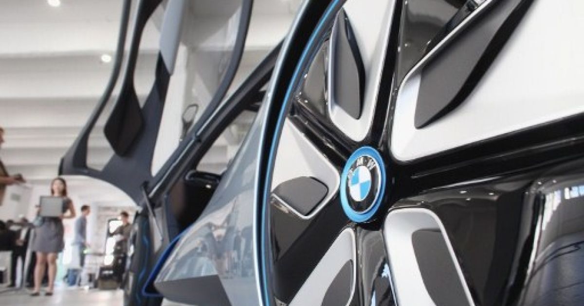 В Нью-Йорку провели показ гібридного концепт-кару BMW i8 і електромобіля BMW i3, корпуси яких створені з вуглецевого волокна / © AFP
