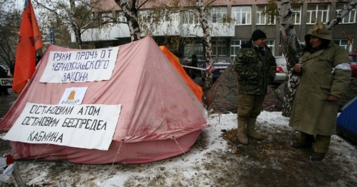 Україна, Донецьк. Чорнобильці розбили наметове містечко і оголосили голодування на знак протесту за кращі соціальні допомоги та пільги. Українські ліквідатори аварії на ЧАЕС проводять масові протести по всій країні проти скорочення своїх пільг. / © AFP