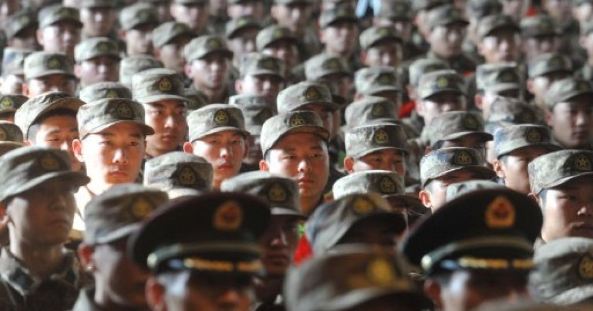 Китай, Пекін. Призовники готуються до церемонії від&#039;їзду до Тибету. Багато тибетців у Китаї незадоволені тим, що в Непалі зростає китайське панування. / © AFP